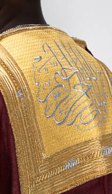 Bisht rouge bordeaux avec écriture