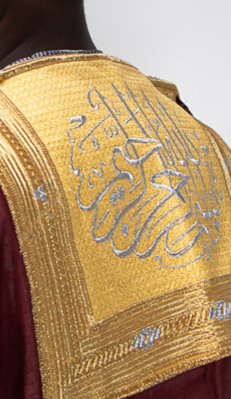 Bisht rouge bordeaux avec écriture